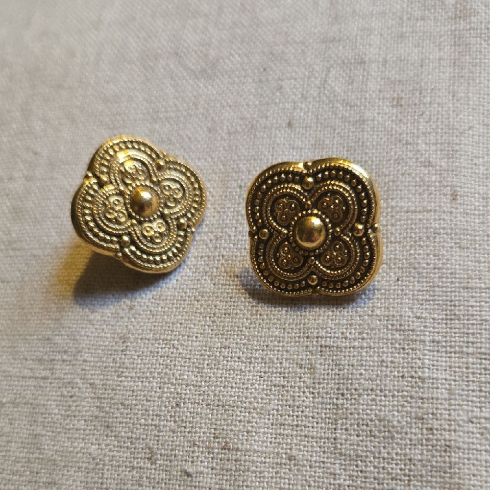 Vintage 1928 Gold Tone Floral Medallion Stud Earrings 💫